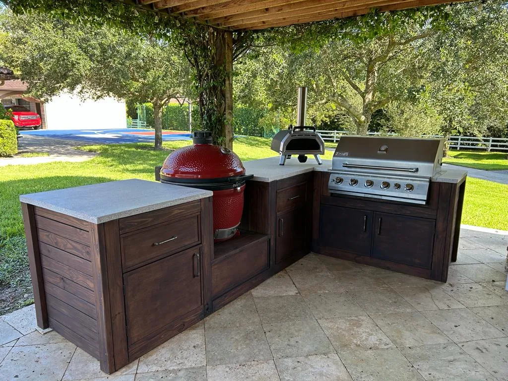 Outdoor kitchen with grill and pizza oven Miami