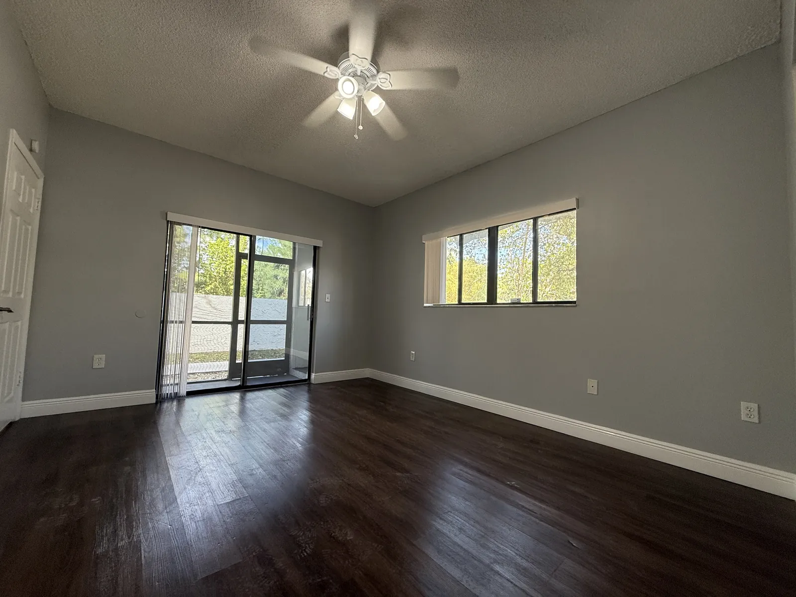 Interior repaint of walls, ceiling and trim in a Miami home